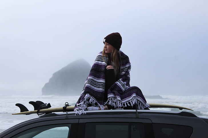 donna, in piedi, auto, tetto, In alto, vicino a, oceano
