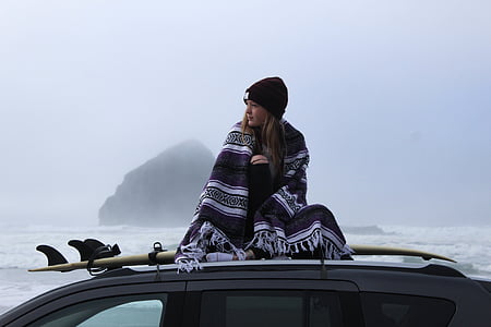 žena, stoji, auto, krov, vrh, u blizini, oceana