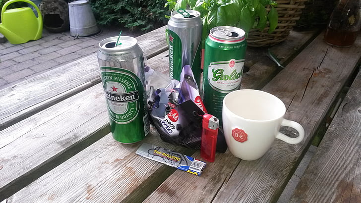 plechovky od piva, záhradný stôl, unordnug, plechovky, šálka kávy