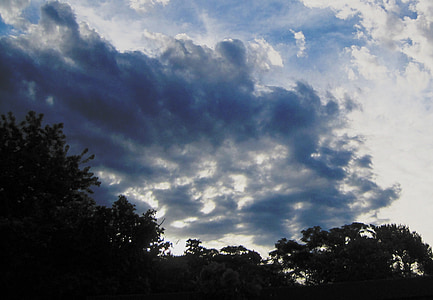 облак се разпространява, слънчево греене чрез, тъмна сянка, храсти и дървета, небе, атмосфера, настроение