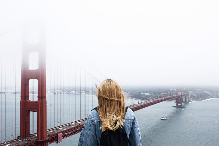 γυναίκα, στέκεται, κοντά σε:, γέφυρα, της ημέρας, αρχιτεκτονική, κτίριο