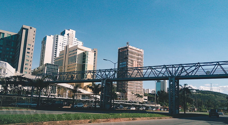 het platform, blauwe hemel, brug, gebouwen, Business, stad, stadsgezicht