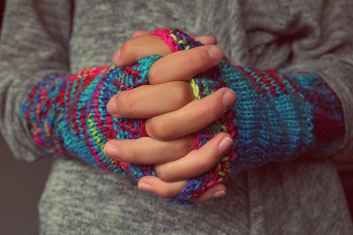 założonymi rękoma, palce, Rękawice, dziewiarskie, zimowe, zimno, ludzką ręką