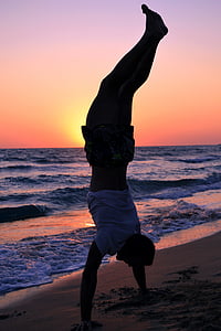 silueta, om în picioare în mâinile, Sunset beach, mare, vara, de sex masculin, Adult