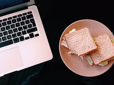 MacBook, obed, sendvič, jedlo, tanier, počítač, laptop