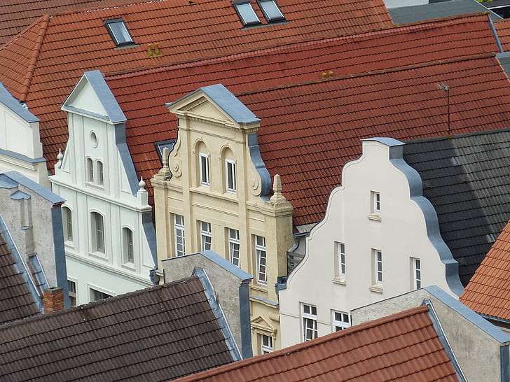Wismar, Mecklenburg, historicky, staré mesto, domy, alej, štítové