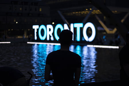 Laki-laki, hitam, atas, menghadapi, Toronto, berdiri, neon