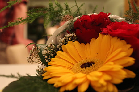 puķe, ziedu pušķis, dzeltena puķe, sarkanas rozes, slējās, aizveriet