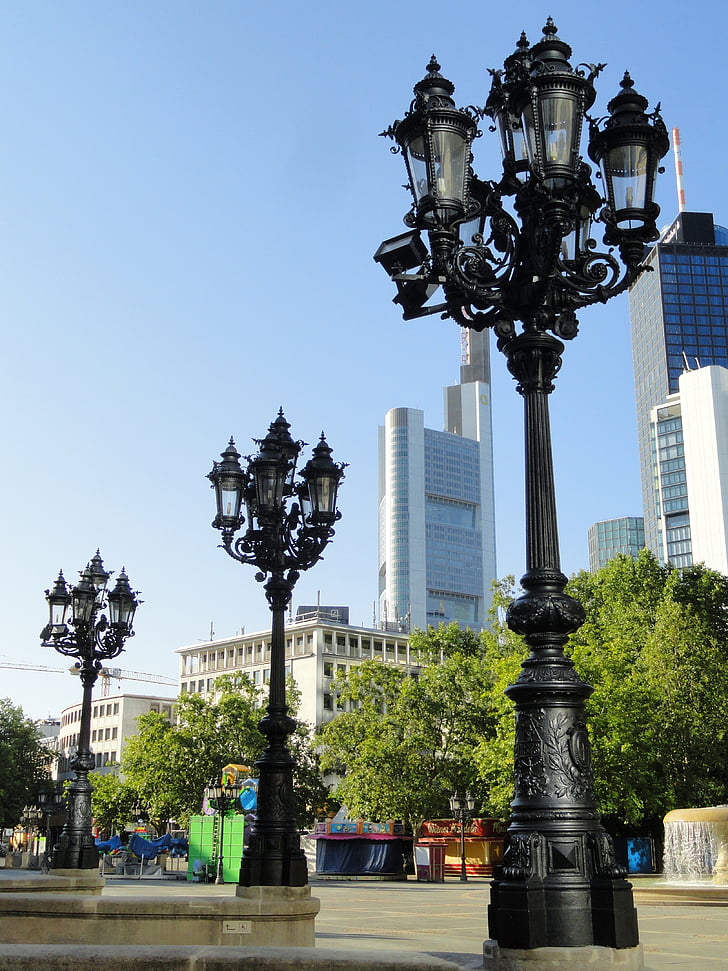 Frankfurt, Duitsland, lamp posten, armaturen, gebouwen, wolkenkrabbers, stadsgezicht