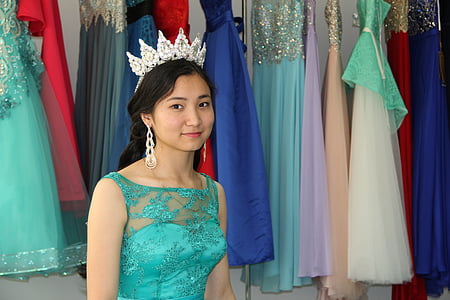 gaun malam, Mahkota, wanita, muda, Kazakh, Astana, kelulusan sekolah menengah atas