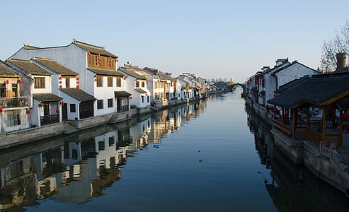 rua sul, a cidade antiga, canal, céu azul
