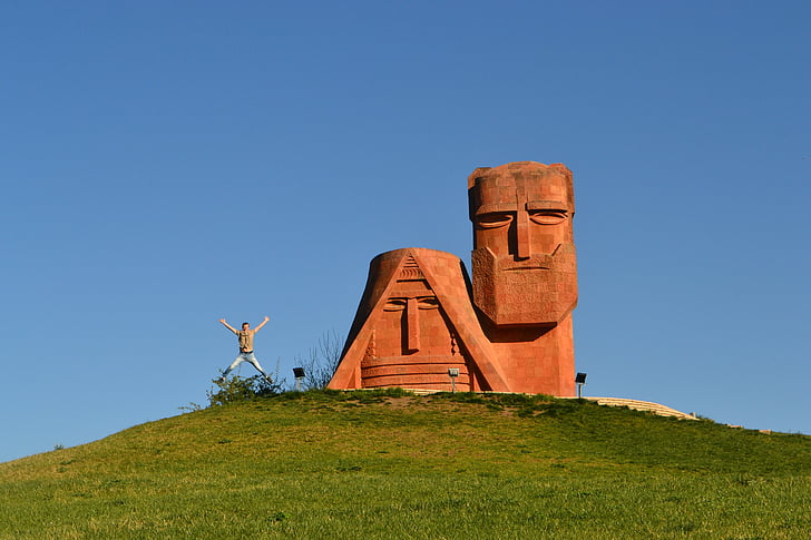 stèle, Haut-Karabagh, Stepanakert, grand-mère et grand-père, tuf orange, sculpture