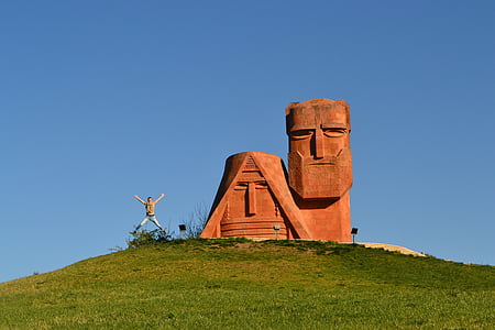 Stele, Berg-Karabach, Stepanakert, Oma und Opa, Orange tuff, Skulptur