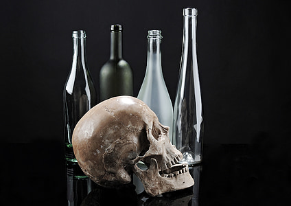 crani, esquelet, ampolla, contrasten, composició