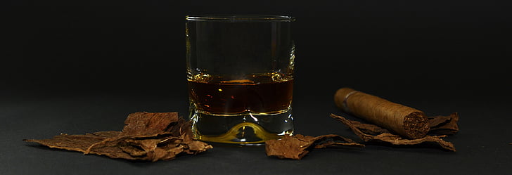 doutník, tabákové listy, sklenka na whisky, whisky, nápoj, alkohol, brandy