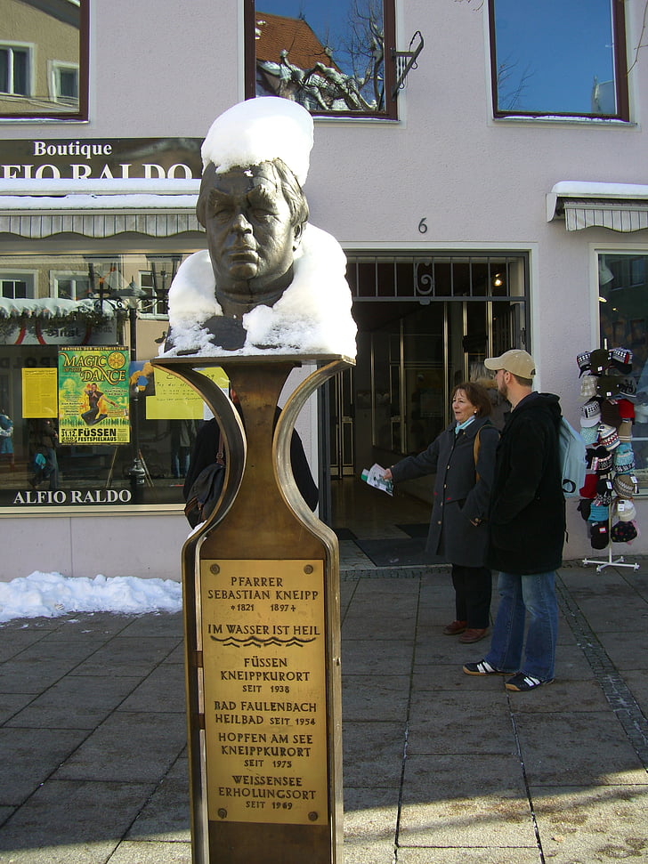 priester van sebastian kneipp, Stele, brons, buste met snowcover, sneeuw kraag, Füssen