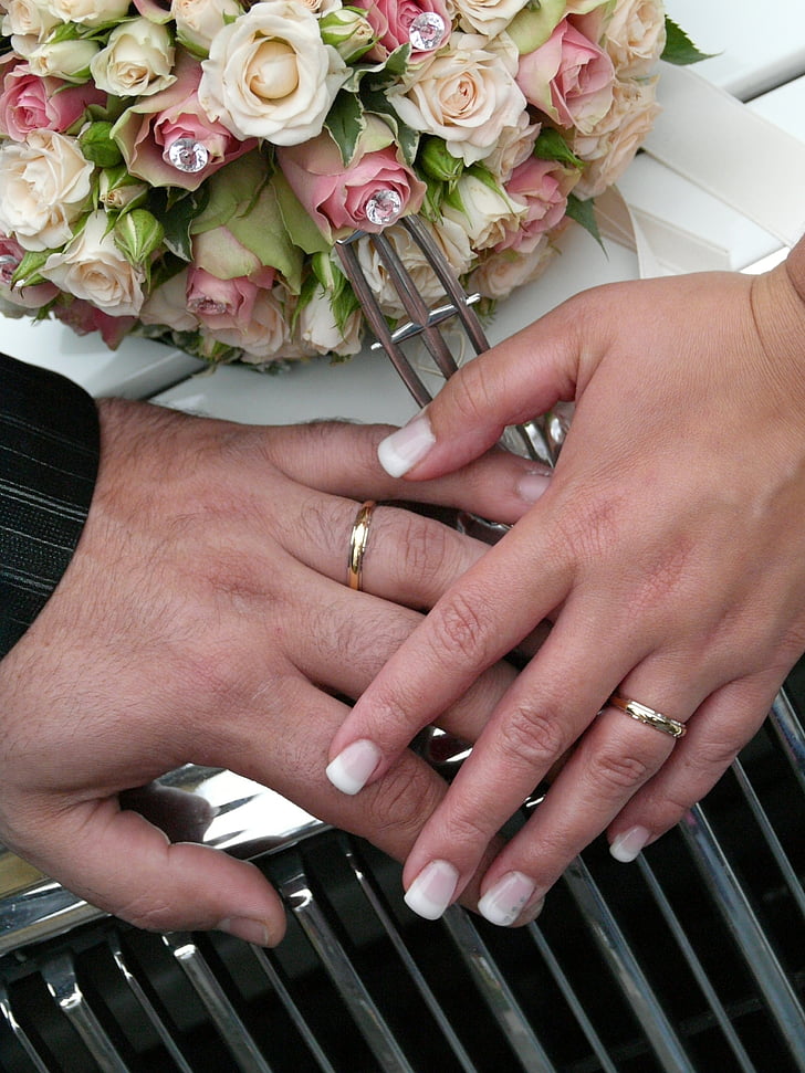 noivo e noiva, mão com bandas de casamento, cônjuges