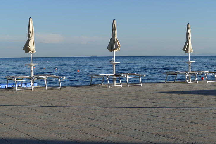 Bank, zee, vakantie, reizen, Adriatische Zee, vroeg in de ochtend, parasols