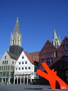 Ulm kathedraal, bowever, nieuwe weg, het platform, torens, rode hond, beeldhouwkunst