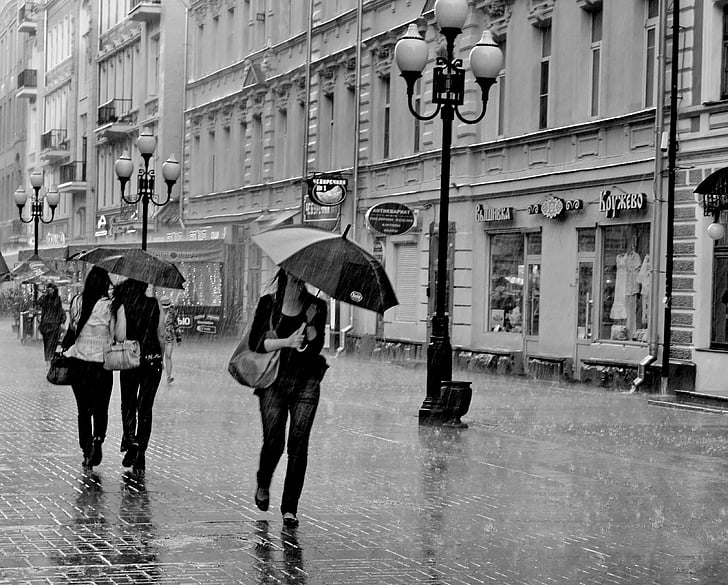 Moscú, calle Arbat, lluvia, BW, personas, Rush, paraguas