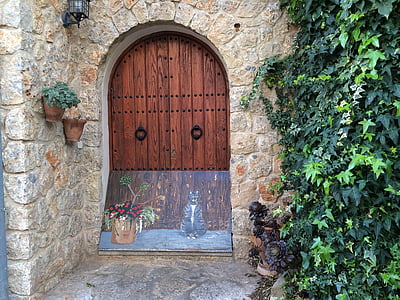 Maljorka, Alaró, Betoninio grindinio plokštės matmenys, durys, tikslas