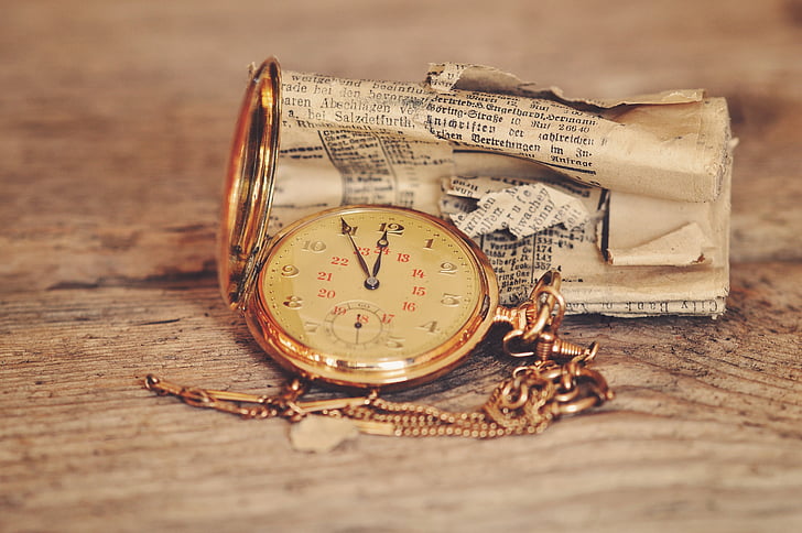 Uhr, Ziffernblatt, Zeit der, Zeitung, gerollt, Tisch aus Holz, alt