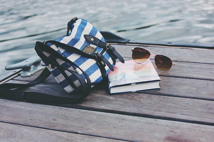 bela, modra, usnje, vrečko, knjiga, sončna očala, v bližini: