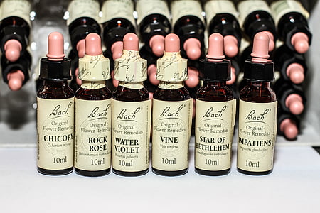 Bach-Blüten, Bach-Heilmittel, Alternative Medizin, Naturheilkunde, in einer Reihe, große Gruppe von Objekten, Flasche