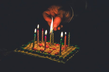 fødselsdagskage og stearinlys, kage, stearinlys, fødselsdagskage, fest, fødselsdag, Sød