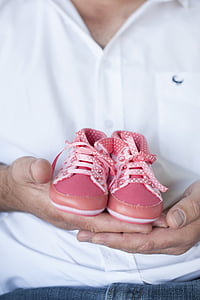 -de-rosa, sapatas de bebê, pai segurando, gravidez, paternidade, caucasiano, por nascer
