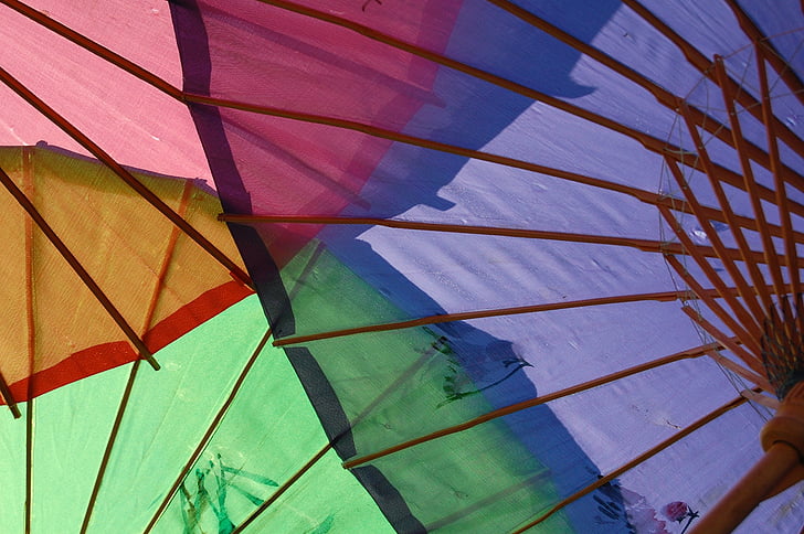 πολύχρωμες ομπρέλες, μπαμπού ομπρέλες, Ασιατική παραδοσιακή ομπρέλες, μοτίβο, υφή, ξύλο, παραδοσιακό