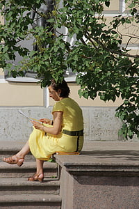 femme, ombre, lire, robe jaune, été