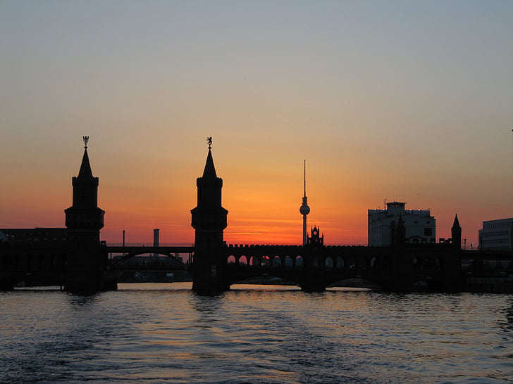 Berlijn, Oberbaumbrücke, abendstimmung, Spree, TV-toren, stoomboot, water