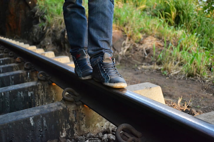 peus, sabates, sabata, cames, pantalons texans, a peu, ferrocarril carretera
