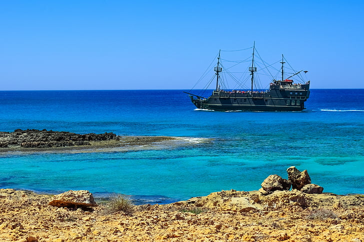 πειρατικό πλοίο, μαύρο μαργαριτάρι, ιστιοφόρο, παλιάς χρονολογίας, στη θάλασσα, βραχώδη ακτή, μπλε