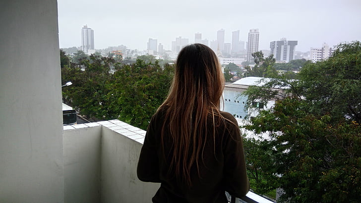 mergina ant balkono, mergaitė, balkonas, klimatas, lietus, stebint, lietaus