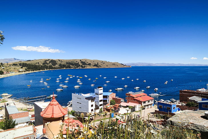 titicaca Gölü, Copacabana, Bolivya, su, tekneler, binalar, dağlar