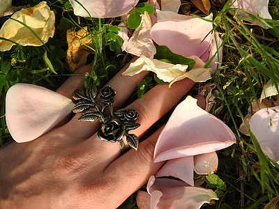 кольцо, Жемчужина, рука, Роза, лепестки цветов, розовый