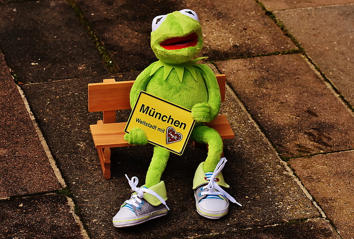 Munich, Baviera, ciudad cosmopolita, Kermit, rana, juguete de peluche, gracioso