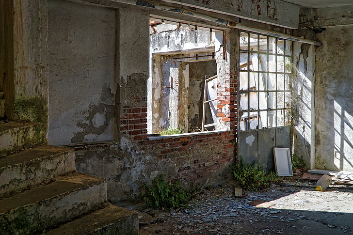 abbandonato, edificio abbandonato, muro di mattoni, demolizione, luce, raggi di luce, rovina