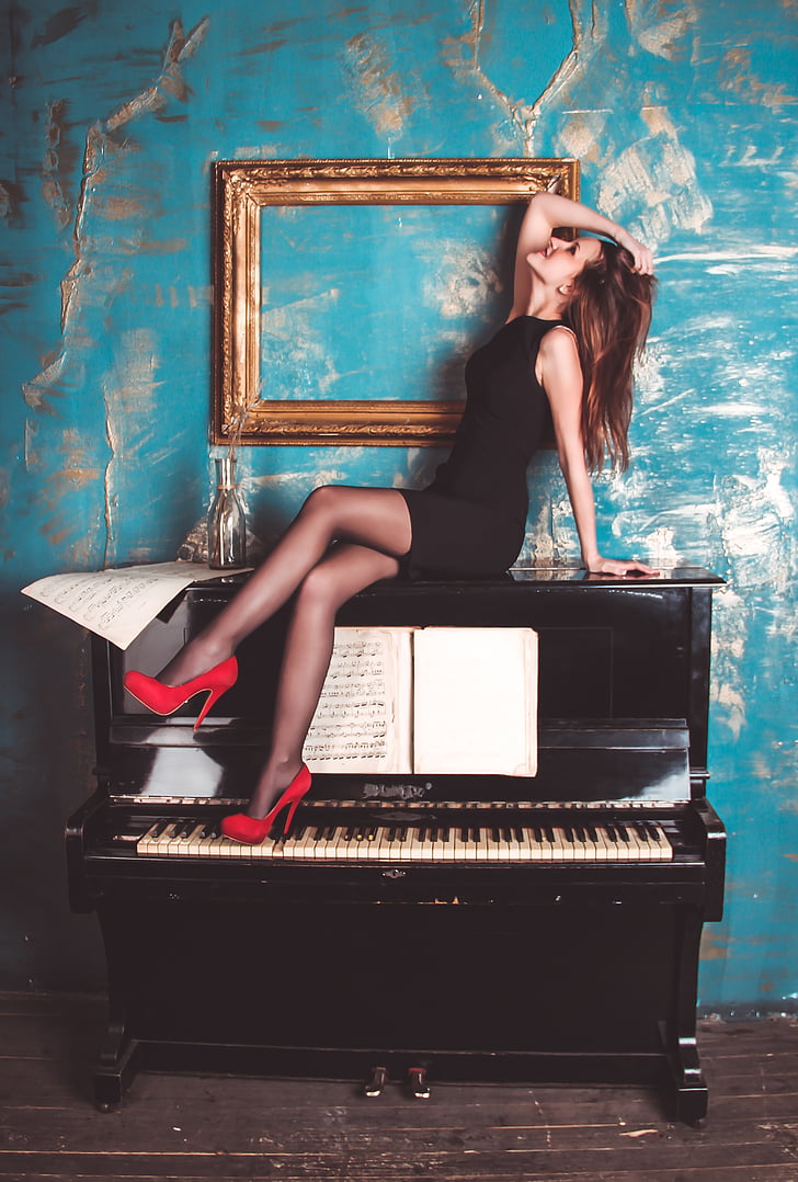 jeune fille, piano, piano à queue, chaussures, photo, une femme seule, seules les femmes