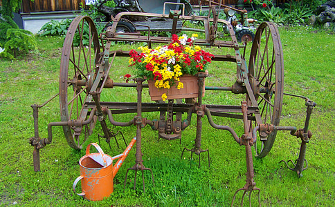 eina de granja vella, decoració de jardí de ferro, antics llaunes de reg