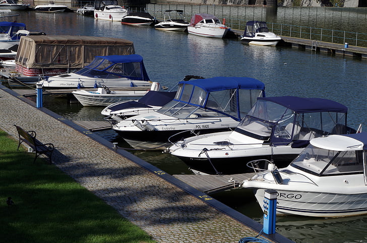 Wrocław, rivière, Marina sur la rougeole, bateaux à moteur