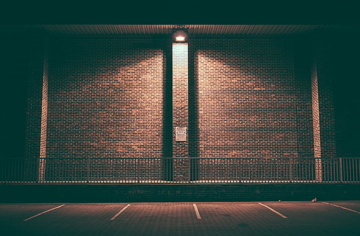 mur de briques, vide, éclairé, nuit, aire de stationnement, emplacement de parking, places de parking
