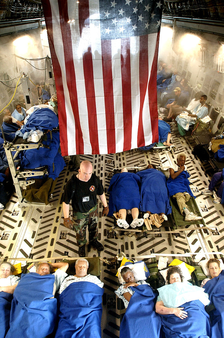 Flugzeug, Flugzeug, Luftwaffe, Hurrikan Katrina-Opfer, Luftbrücke, medizinische Evakuierung, Personal