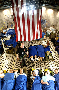 Flugzeug, Flugzeug, Luftwaffe, Hurrikan Katrina-Opfer, Luftbrücke, medizinische Evakuierung, Personal