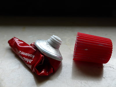 tubo, dentifricio in pasta, in alluminio, rosso, vuoto, impoverito, depresso