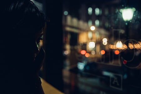 γυναίκα, κοντά σε:, παράθυρο, γυαλί, Δημ, φως, πρόσωπο