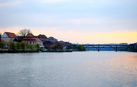Ποταμός, πόλη, αστικό τοπίο, κτίριο, νερό, στο κέντρο της πόλης, γέφυρα