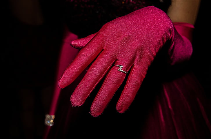 mujer, usando, rosa, guantes, plata, mano, anillo